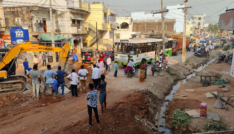 చకచకా రోడ్డు విస్తరణ పనులు