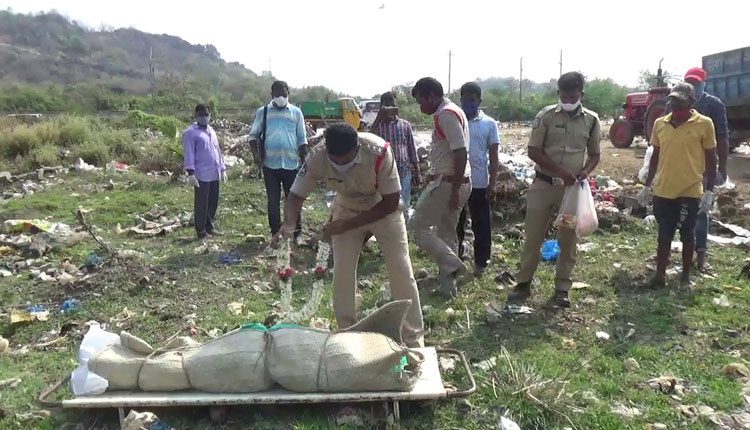 మానవత్వం చాటిన మహబూబాబాద్‌ పోలీసులు