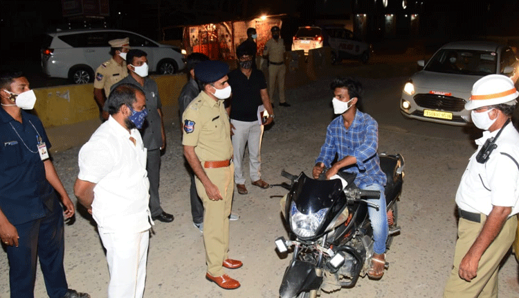 అనవసరంగా రోడ్లపైకి రావొద్దు