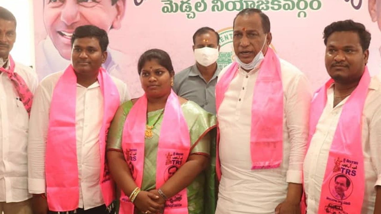 అనుచ‌రుల‌తో టీఆర్ఎస్‌లో చేరిన మున్సిప‌ల్ కౌన్సిల‌ర్
