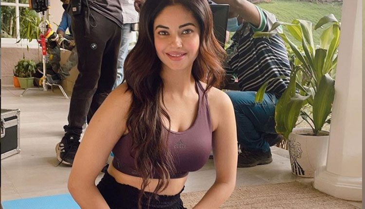 నకిలీ సర్టిఫికెట్‌తో నటి మీరాచోప్రా టీకా!