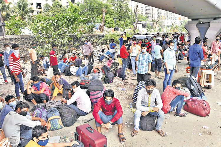 కరోనా విలయతాండవం.. సొంతూళ్లకు వలస