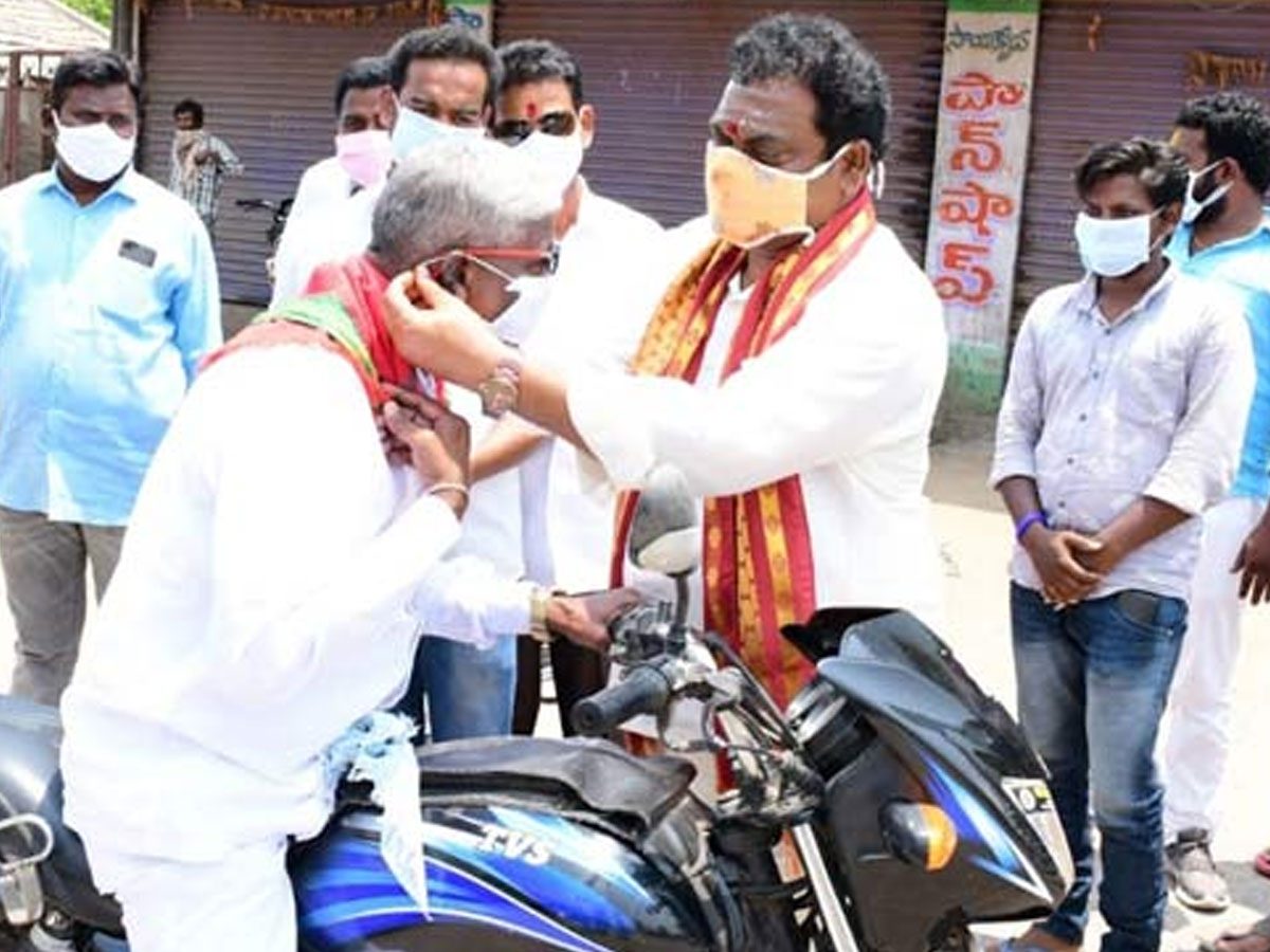 కొవిడ్‌ పోరాటంలో చొప్పదండి ఎమ్మెల్యే తన వంతు కృషి