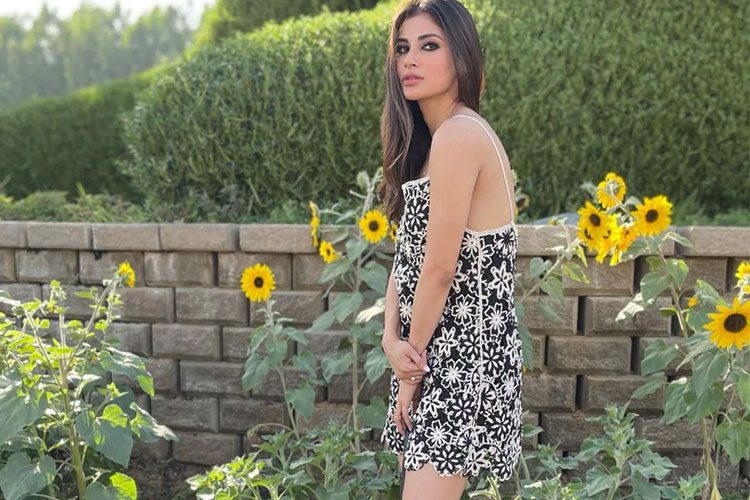 పొద్దు తిరుగుడు తోట‌లో మౌనీరాయ్‌..ట్రెండింగ్ లో స్టిల్స్