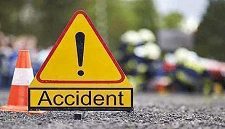 వ‌ల‌స కార్మికుల‌తో వెళ్తున్న బ‌స్సు బోల్తా.. ఇద్ద‌రు మృతి