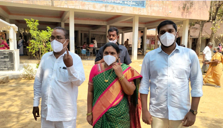 అచ్చంపేటలో ఓటేసిన ఎంపీ రాములు