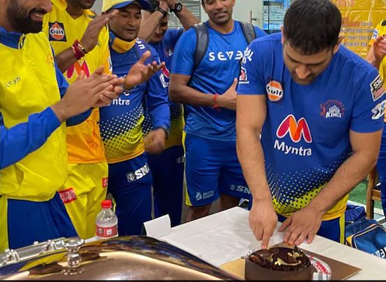 ధోనీ   అరుదైన రికార్డు.. కేక్‌ కట్‌ చేసిన ‘తలా’: వీడియో