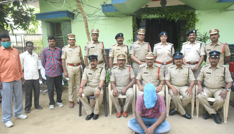 రాత్రి పూట బ్యాటరీలు కొట్టేస్తాడు..