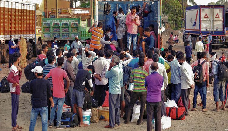 కొవిడ్‌-19 నియంత్రణలు : ముంబైని వీడుతున్న వలస కూలీలు