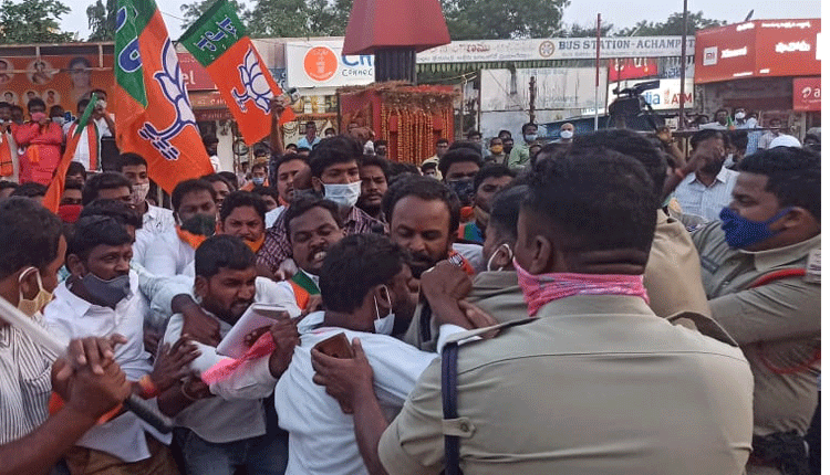 టీఆర్‌ఎస్ కార్యకర్తలపై బీజేపీ నాయకుల దాడి