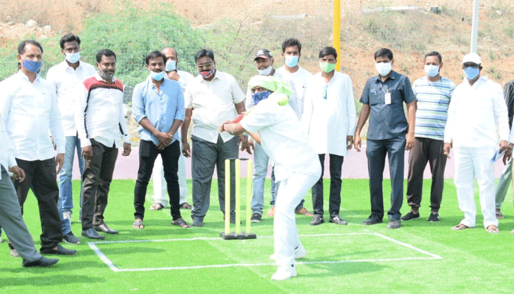 క్రీడాకారులు క్రికెట్‌లో రాణించాలి