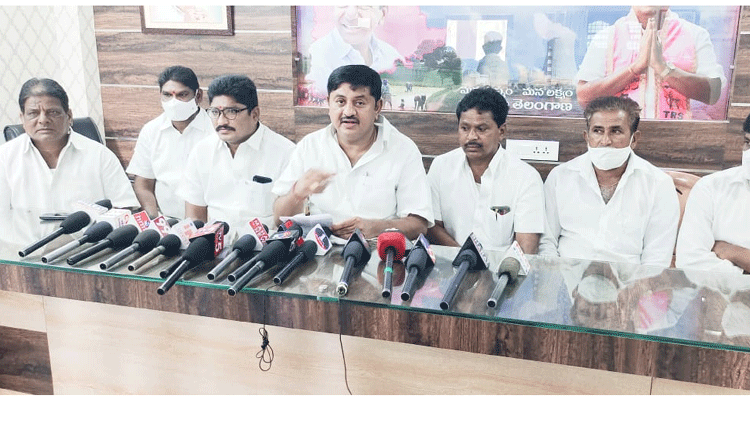 కాంగ్రెస్‌ నాయకులు చిల్లర రాజకీయాలు మానుకోవాలి