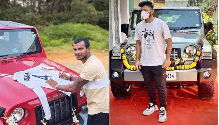 గిఫ్ట్గా వచ్చిన మహీంద్రా థార్ కార్లతో నటరాజన్, శార్దూల్ పోజులు