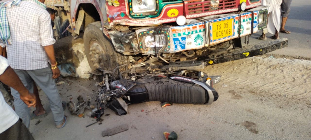 నిడమనూరులో లారీ ప్రమాదంలో సర్పంచ్‌ కుటుంబం దుర్మ‌ర‌ణం