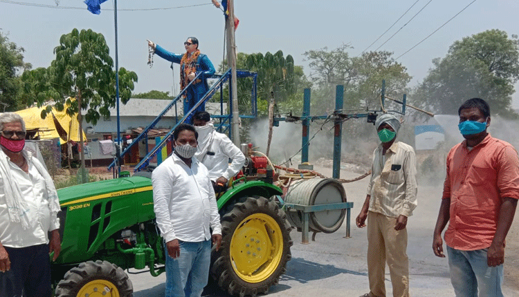 గ్రామాల్లో సోడియం హైపోక్లోరైట్‌ ద్రావణం పిచికారీ