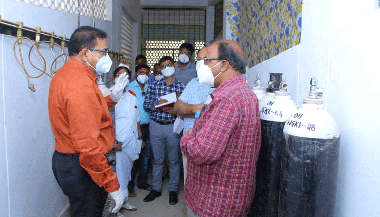 కొవిడ్ వార్డును ఆకస్మికంగా పరిశీలించిన కలెక్టర్