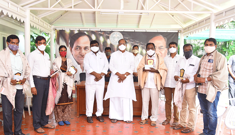 గురుకులాలతో పేద విద్యార్థులకు ఉన్నత విద్య