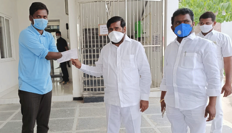 దివ్యాంగుడికి మంత్రి జగదీష్ రెడ్డి చేయూత