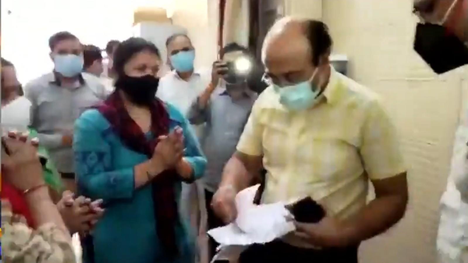 రెమ్డిసివిర్ కోసం వైద్యాధికారిని వేడుకున్నారు..