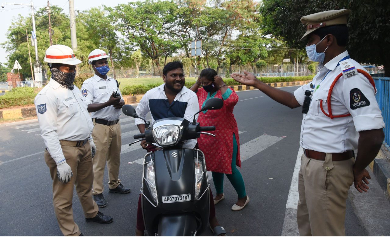 మాస్కులు ధరించని వారికి జరిమానాల విధింపు
