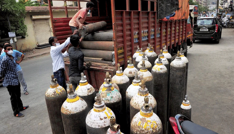 ఆక్సిజ‌న్ స‌మ‌కూర్చి క‌రోనా రోగుల‌ను కాపాడిన పోలీసుల‌పై చ‌ర్య‌లు