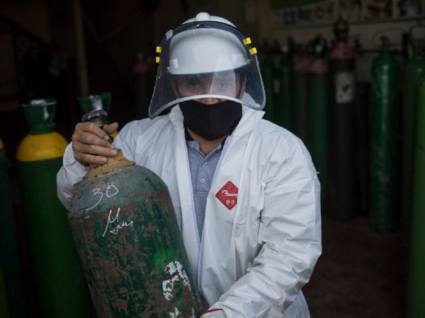 ఆక్సిజ‌న్ అంద‌క కొడుకు కండ్ల ముందే ప్రాణాలు విడిచిన తండ్రి