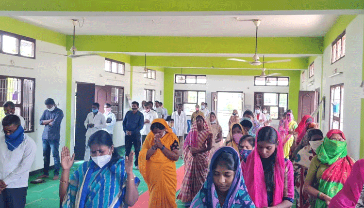 సీఎం కేసీఆర్‌, మంత్రి కేటీఆర్ కోలుకోవాలని క్రైస్తవుల ప్రార్థనలు