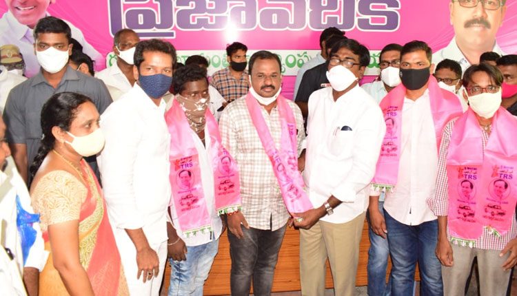 బీజేపీ నుంచి టీఆర్ఎస్లోకి చేరికలు