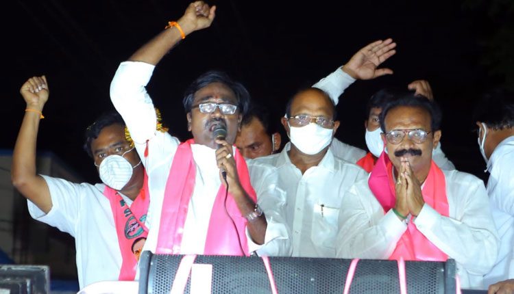 టీఆర్‌ఎస్‌కు ఓటు వేస్తే అభివృద్ధికి వేసినట్లే : మంత్రి పువ్వాడ