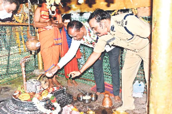 అందరి సహకారంతో ఆలయం నిర్మిస్తాం