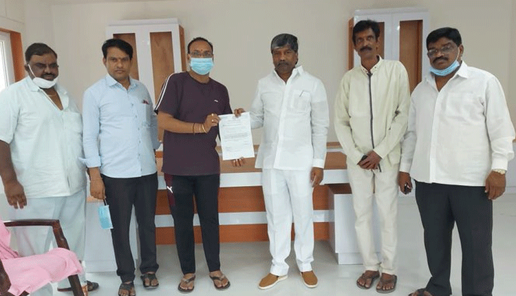 బాధితుల‌కు సీఎంఆర్ఎఫ్ చెక్కుల అంద‌జేత‌