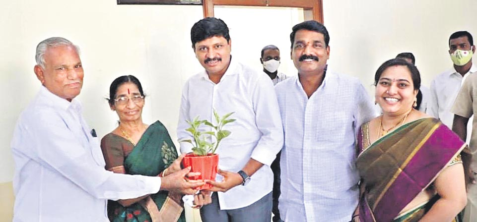 పర్లపల్లి అందరికీ ఆదర్శం