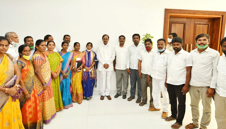 సీఎంను కలిసిన పర్లపల్లి పాలకవర్గం