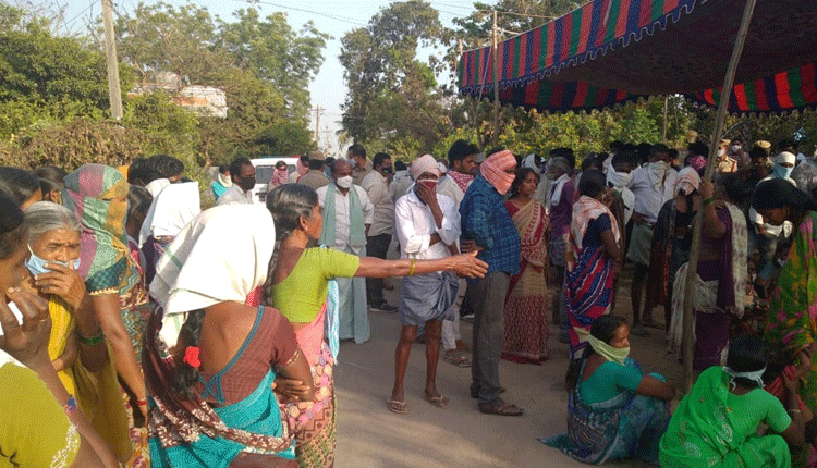 బీజేపీ నాయకుడి ఇంటి ఎదుట శవంతో ధర్నా