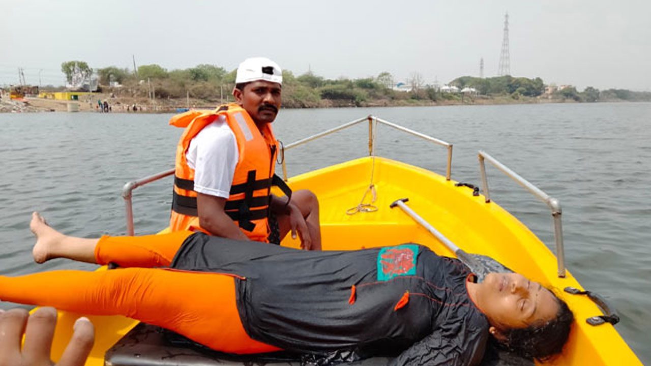 గోదావరి నదిలో దూకిన మహిళ.. కాపాడిన పోలీసులు