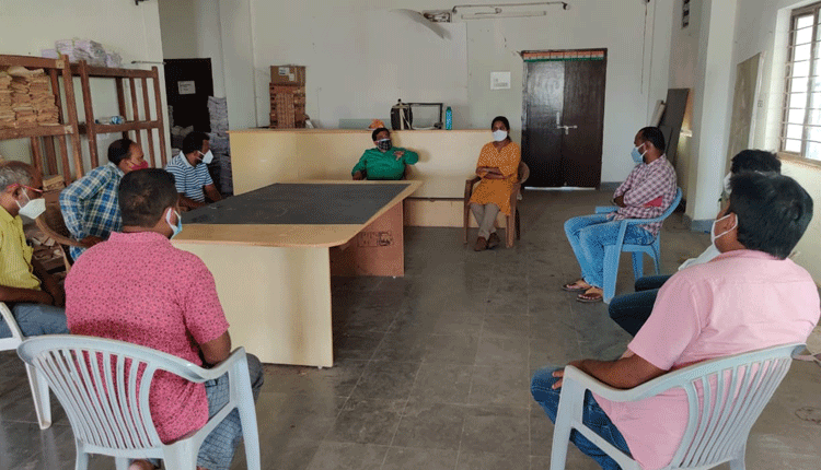 అధిక చార్జీలు వసూలు చేస్తే కఠిన చర్యలు