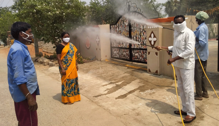 కొనసాగుతున్న వ్యాక్సినేషన్‌.. కొవిడ్‌ పరీక్షలు