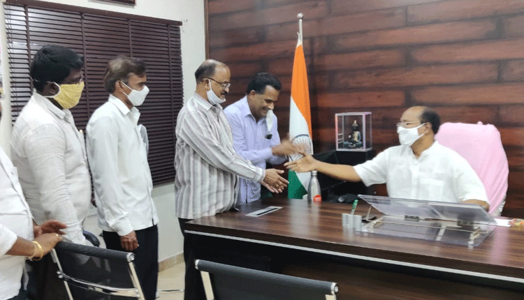 బల్దియా ఉద్యోగులకు అభినందనలు