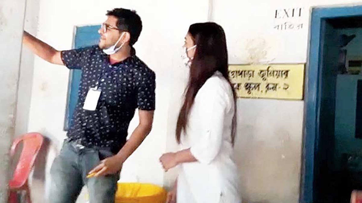 ఎంపీతో సెల్ఫీ దిగిన పోలింగ్ ఆఫీస‌ర్‌పై వేటు