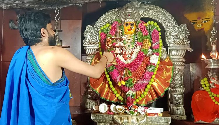 ఏడుపాయలలో భక్తుల సందడి