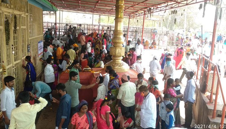 ఏడుపాయలలో భక్తుల సందడి