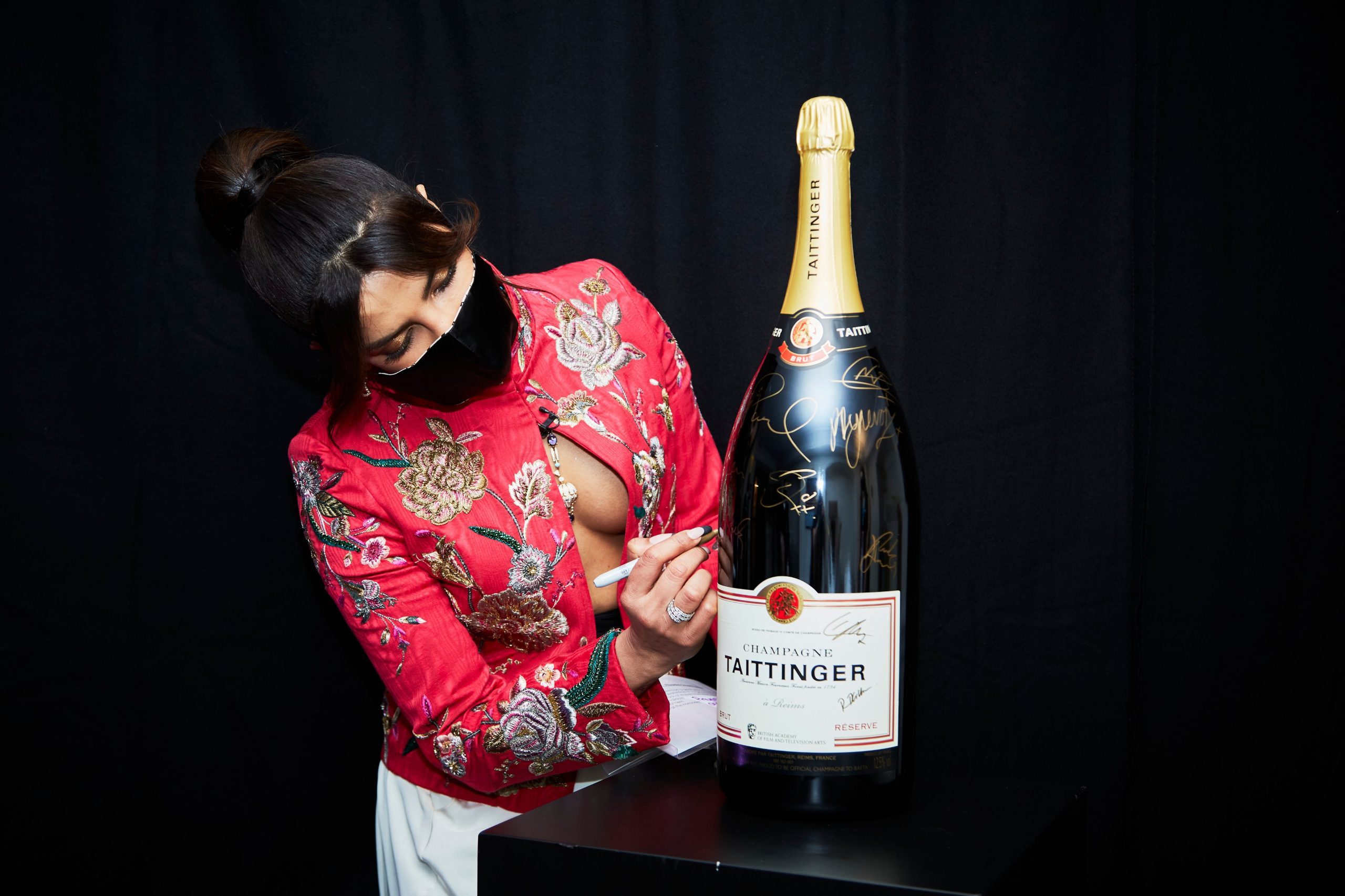 బాఫ్టా రెడ్‌కార్పెట్‌.. ప్రియాంకా డ్రెస్సు చూశారా  ?