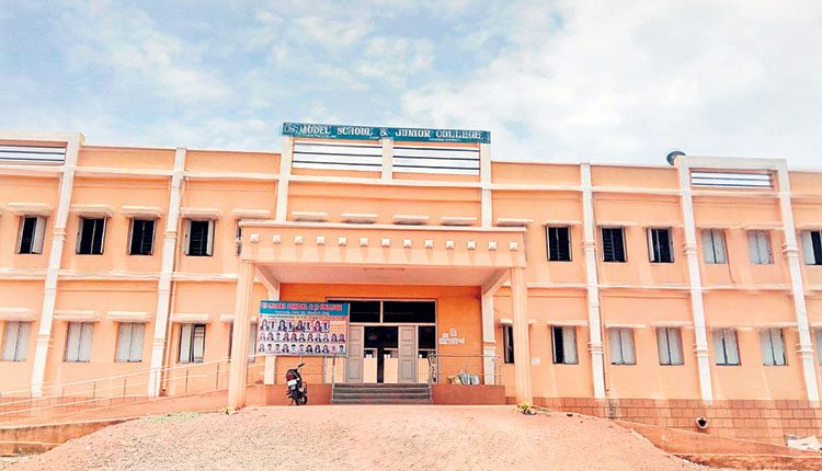 ప్రవేశాల్లో ఆదర్శం