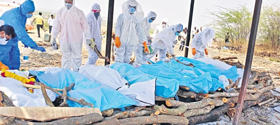 ఒకే చితిపై 8 మృతదేహాలు