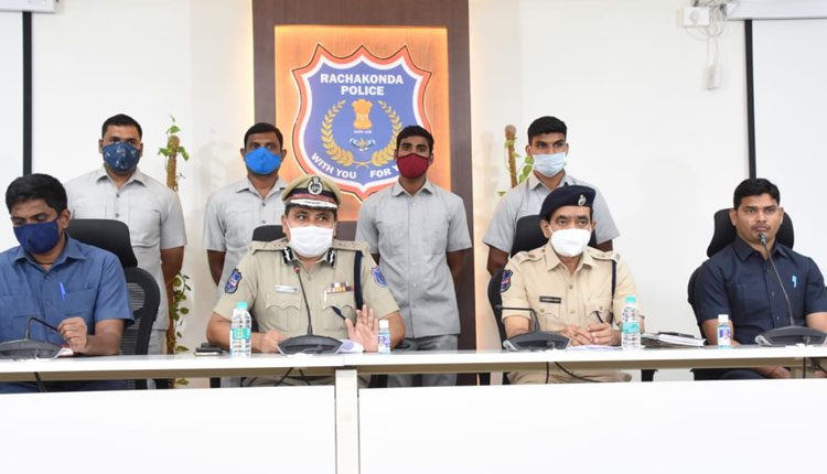 ఆన్లైన్ క్రికెట్ బెట్టింగ్ రాకెట్ గుట్టురట్టు.. రూ .30,55,490 సీజ్