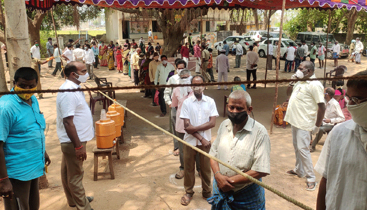 కొవిడ్‌ వ్యాక్సినేషన్‌ శిబిరానికి స్పందన