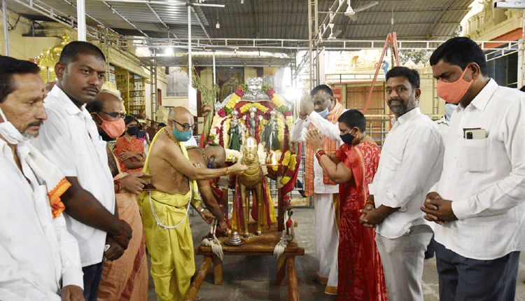 అశ్వవాహనంపై వేంకటేశ్వరుడు