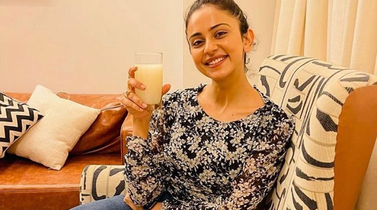 స‌మ్మ‌ర్ హీట్‌కు ఎలా చెక్ పెట్టాలో చెప్పిన రకుల్‌