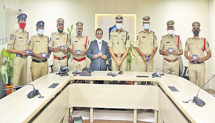 ఉత్తమ అధికారులకు  ప్రశంసలు