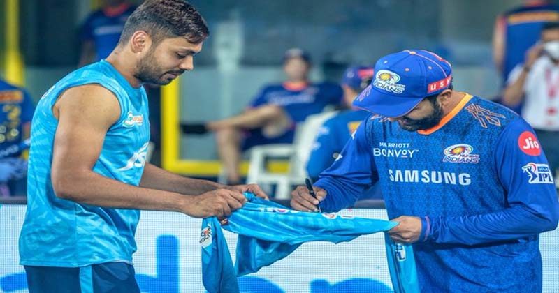 IPL 2021: జెర్సీపై రోహిత్ శ‌ర్మ ఆటోగ్రాఫ్ తీసుకున్న ఢిల్లీ బౌల‌ర్‌